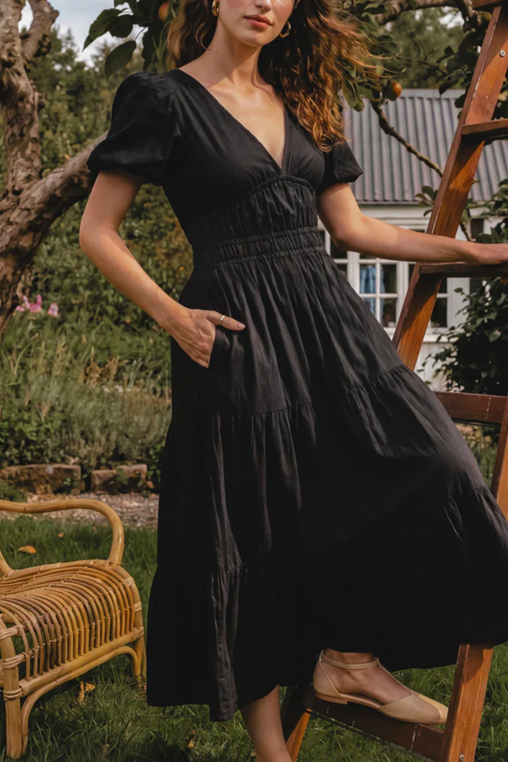 Gestuftes Midi-Kleid mit Puffärmeln und Taillenraffung