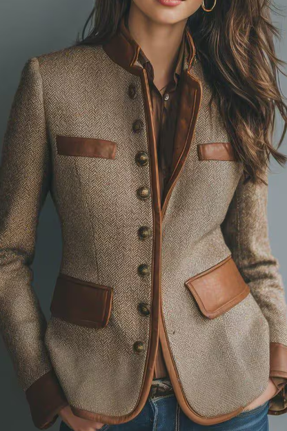 Taillenbetonter Tweed-Blazer mit Stehkragen und Besatzverkleideten Taschen