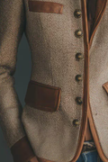 Taillenbetonter Tweed-Blazer mit Stehkragen und Besatzverkleideten Taschen
