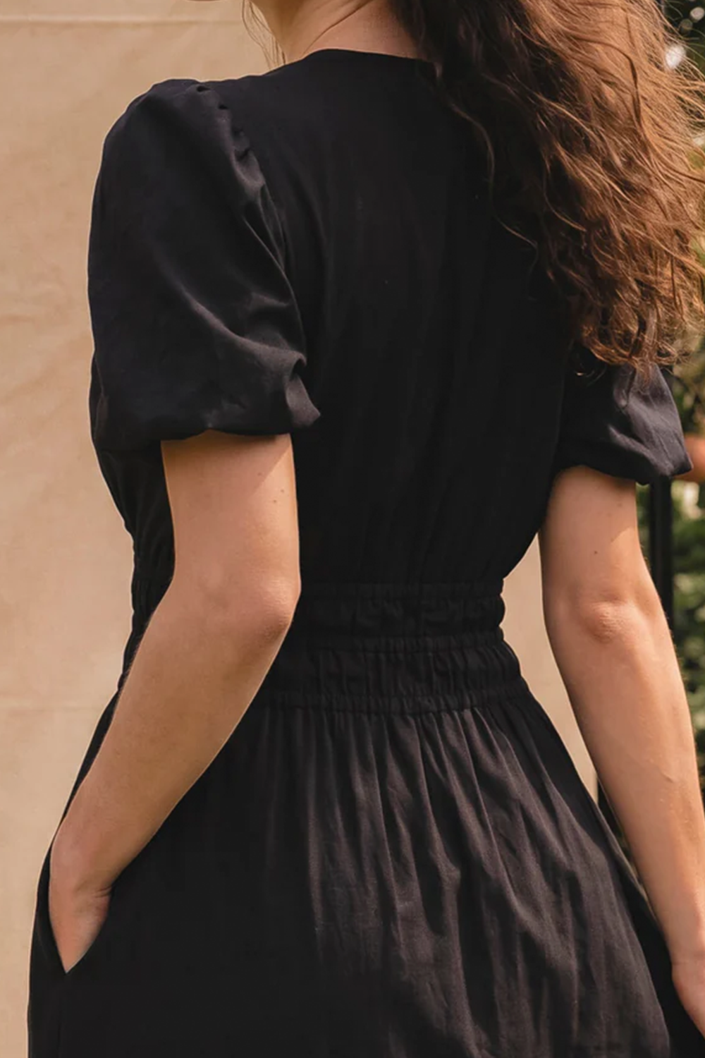 Gestuftes Midi-Kleid mit Puffärmeln und Taillenraffung