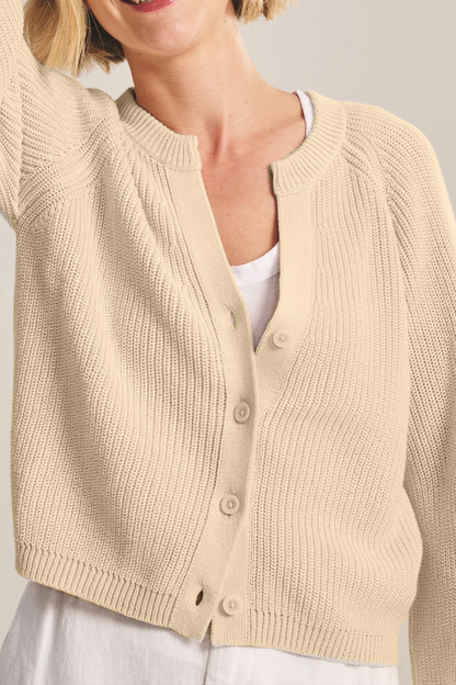 Kurz geschnittener Rippstrick-Cardigan mit vier Knöpfen und Raglanärmeln