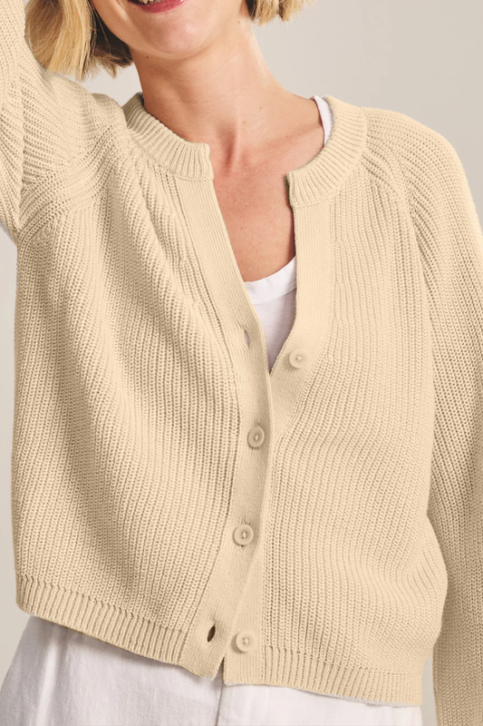 Kurz geschnittener Rippstrick-Cardigan mit vier Knöpfen und Raglanärmeln