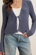 Kurz geschnittener Strick-Cardigan mit V-Ausschnitt und Frontbindeband