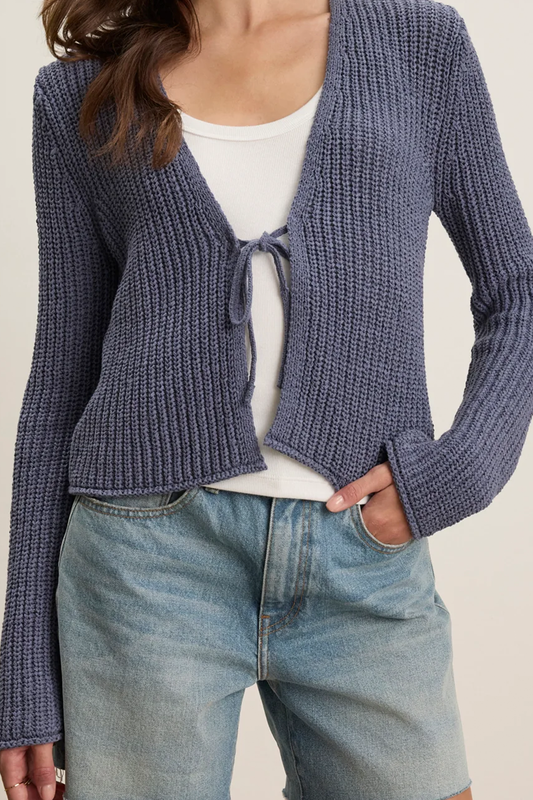 Kurz geschnittener Strick-Cardigan mit V-Ausschnitt und Frontbindeband
