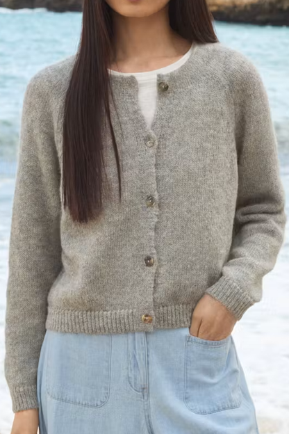 Boxy geschnittener Strick-Cardigan mit Raglanärmeln und Muschelknöpfen