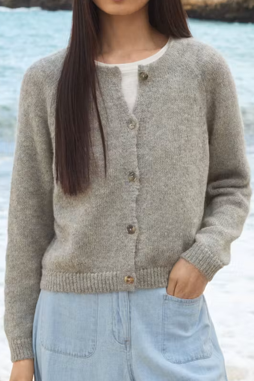 Boxy geschnittener Strick-Cardigan mit Raglanärmeln und Muschelknöpfen