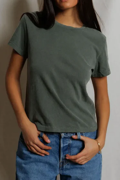 Kurzarm Rundhals T-Shirt mit regulärem Schnitt und verkürztem Saum