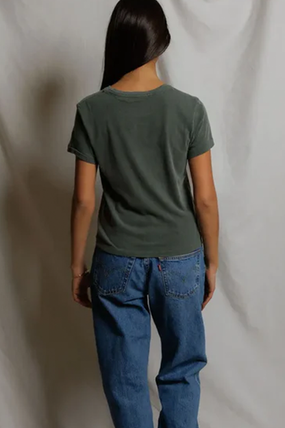 Kurzarm Rundhals T-Shirt mit regulärem Schnitt und verkürztem Saum