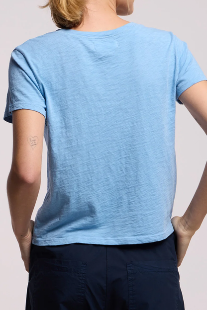 Lässiges Kurzarm T-Shirt mit sanftem V-Ausschnitt und dezent texturierter Oberfläche