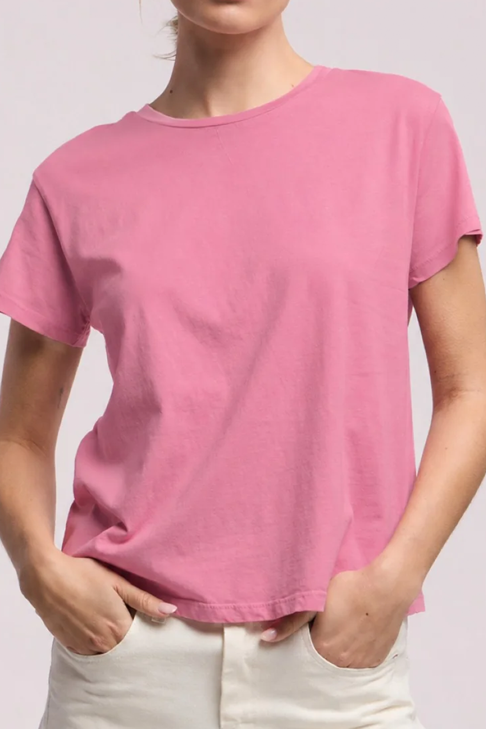 Locker fallendes Kurzarm T-Shirt mit klassischem Rundhalsausschnitt und verkürztem Saum