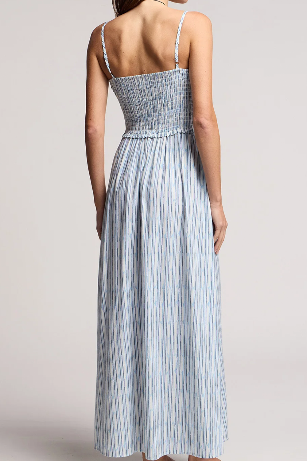 Gestreiftes Maxikleid mit gerafftem Oberteil und verstellbaren Trägern