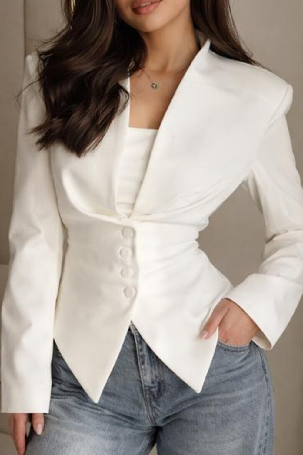 Taillenbetonter Einreihiger Blazer mit tiefem V-Ausschnitt und spitzen Schößen